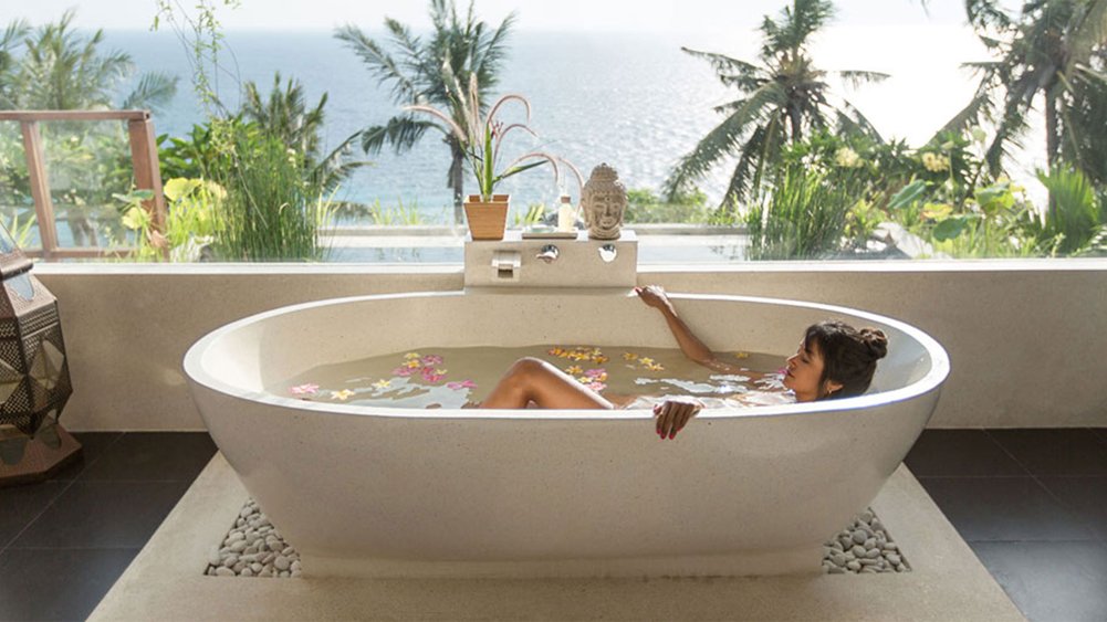 Malimbu Cliff Villa - Beautiful master bedroom ensuite